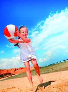 PLAYTIME Vibrant Striped Inflatable Beach Ball Ø23.5cm - GiftRetail IT1627